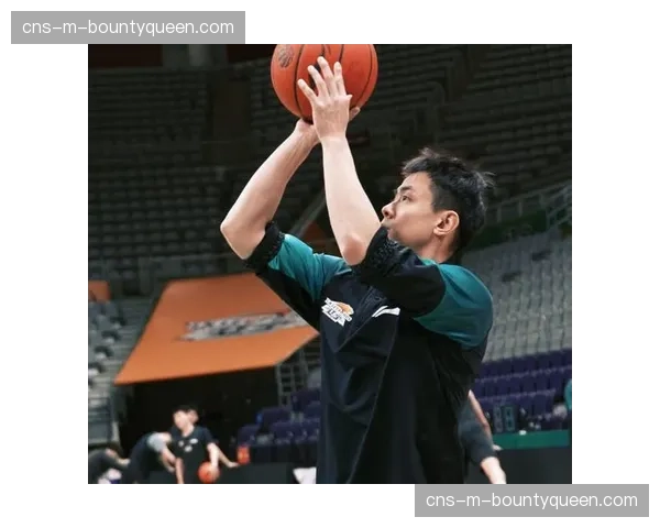 特写:终场哨响,赵继伟紧紧拥抱杨鸣,后者眼含热泪 特写:终场哨响,赵继伟紧紧拥抱杨鸣,后者眼含热泪