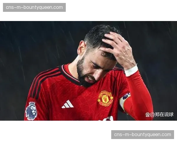 更衣室领袖:镜头记录下B费在半场休息时鼓舞曼联队友 更衣室领袖:镜头记录下B费在半场休息时鼓舞曼联队友